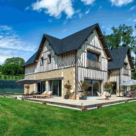 Luxurious With A Heated Swimming Pool Ferienhaus