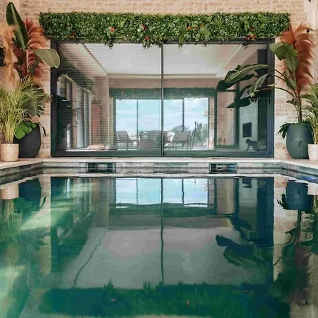 Luxurious With A Heated Swimming Pool