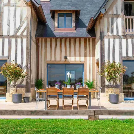 Vakantiehuis Luxurious With A Heated Swimming Pool