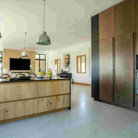 Luxurious With A Heated Swimming Pool *