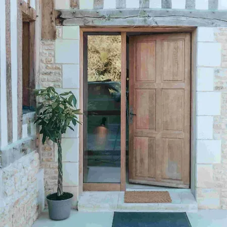 Vakantiehuis Luxurious With A Heated Swimming Pool