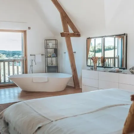 Luxurious With A Heated Swimming Pool Ferienhaus *