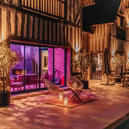 Vakantiehuis Luxurious With A Heated Swimming Pool