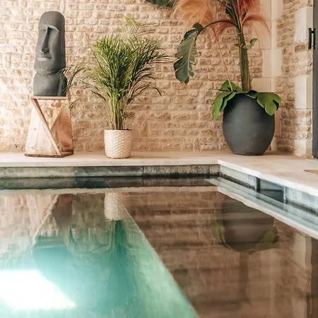 Luxurious With A Heated Swimming Pool Ferienhaus *